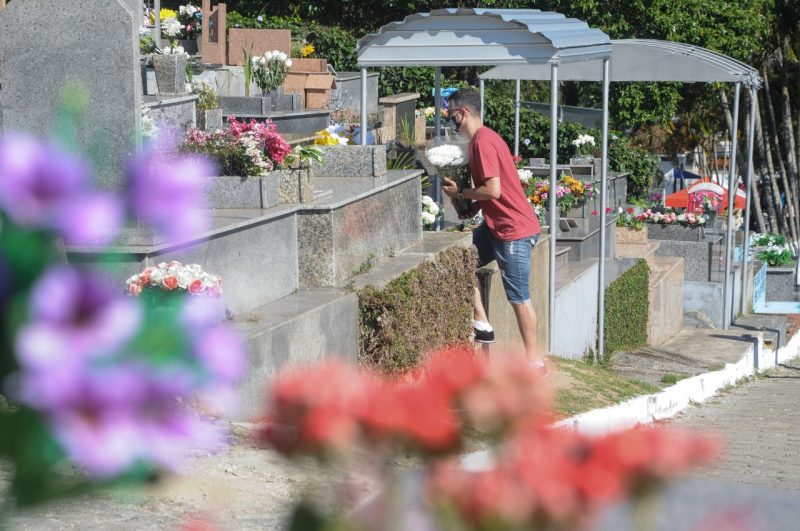 Movimento no Cemitério do Itacorubi no dia de Finados em 2020