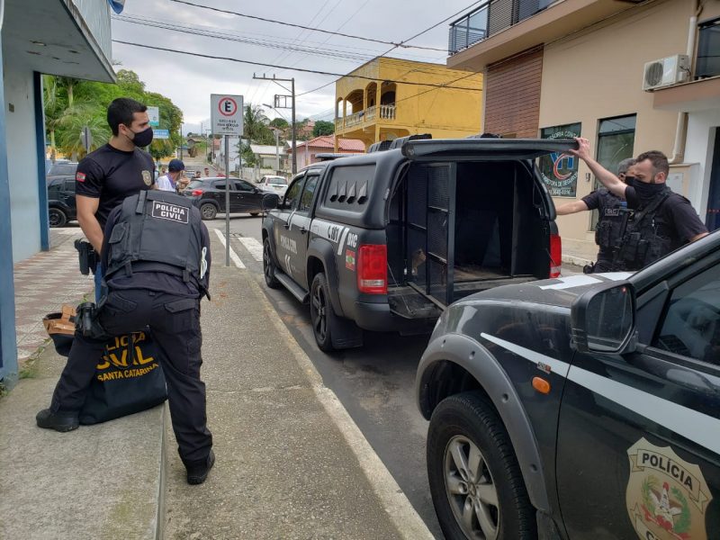 Pol&iacute;cia Civil deflagra opera&ccedil;&atilde;o G&ecirc;meo do Mal contra fraudes em licita&ccedil;&otilde;es em Imaru&iacute;, Sul de SC – Foto: Divulga&ccedil;&atilde;o/Pol&iacute;cia Civil