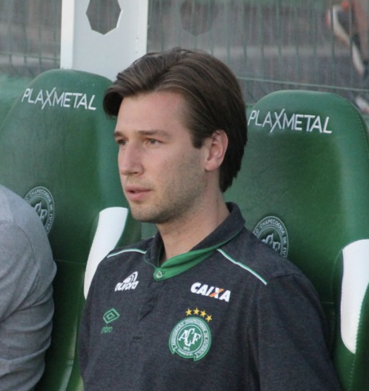 Pipe Grohs: Luiz Grohs, de 25 anos, era analista de desempenho. Atuou em vários clubes como Coritiba, Botafogo e Flamengo. Era um profissional de confiança do técnico Caio Júnior e recebeu o convite para atuar com ele na Chapecoense. – Foto: Reprodução/Chapecoense