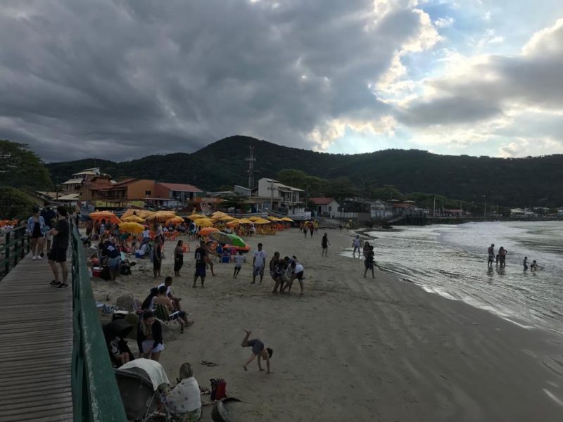 Praia da Armação, no Sul da Ilha, na tarde deste domingo (1º) – Foto: Caroline Oliveira/NDTV