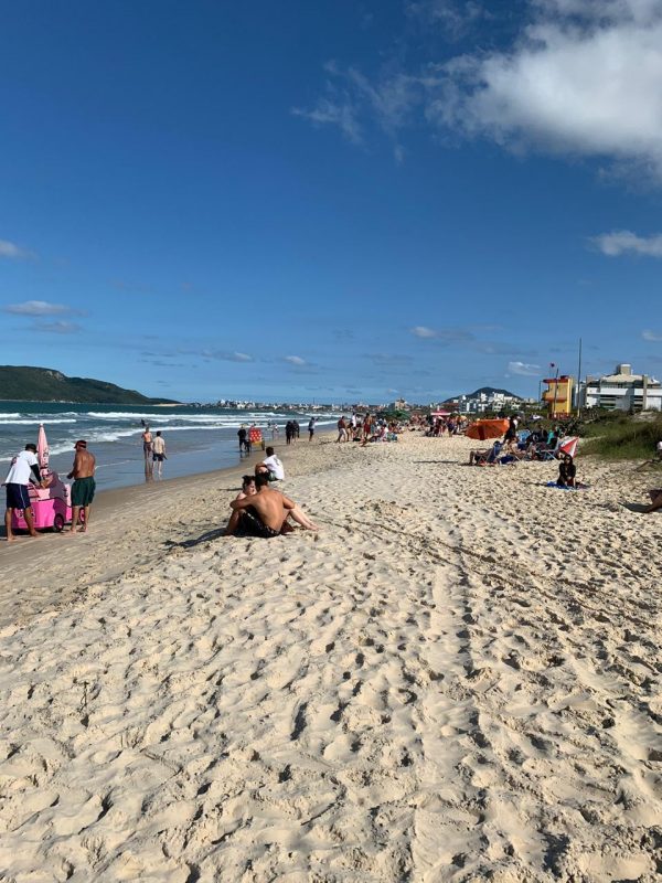 Praia dos Ingleses, no Norte da Ilha de Santa Catarina, neste domingo de feriadão de Finados – Foto: Divulgação/ND
