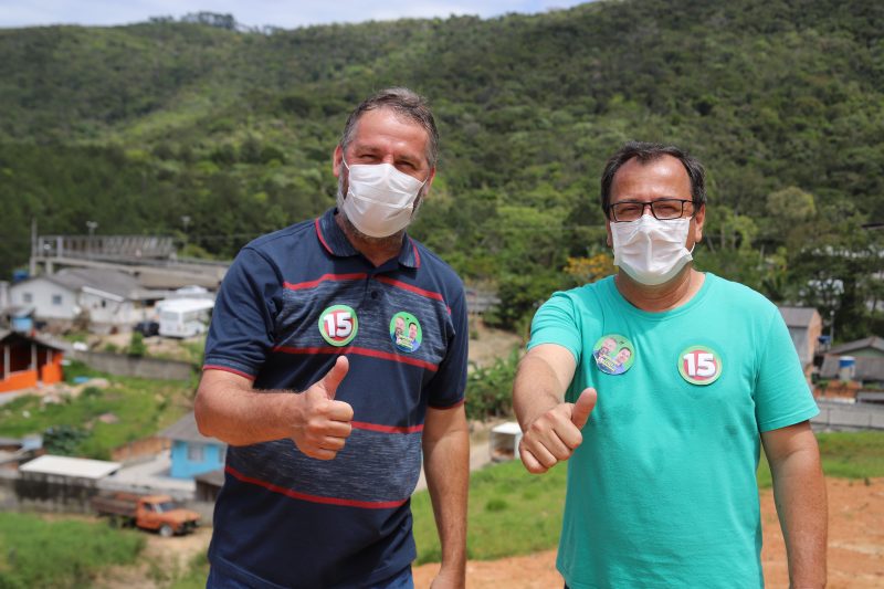 Salmir Silva (MDB) e Alexandre Souza (Podemos), prefeito e vice eleitos em Bigua&ccedil;u no &uacute;ltimo domingo (15). – Foto: Paulo Rodrigo Ferreira/Divulga&ccedil;&atilde;o/ND