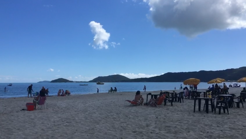 Movimento na praia de Canasvieiras na manh&atilde; desta segunda-feira (2) – Foto: Divulga&ccedil;&atilde;o/ND