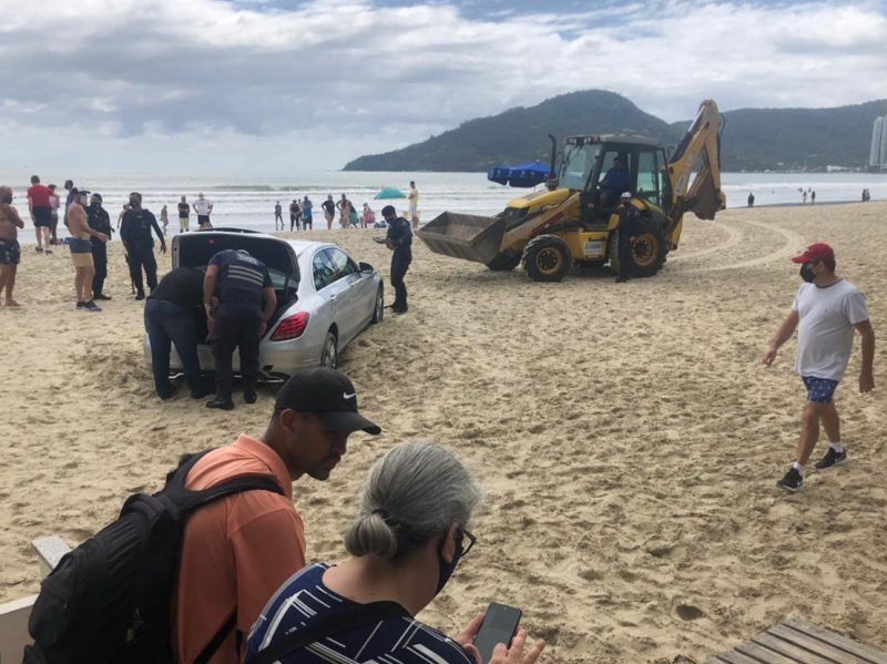 Carro fica atolado na praia Central de Balne&aacute;rio Cambori&uacute; – Foto: Reprodu&ccedil;&atilde;o ND Mais
