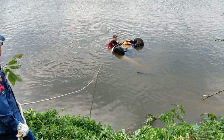 Homem morre ap&oacute;s carro cair no Rio Itaja&iacute;-A&ccedil;u em Blumenau – Foto: Divulga&ccedil;&atilde;o / Corpo de Bombeiros de Blumenau