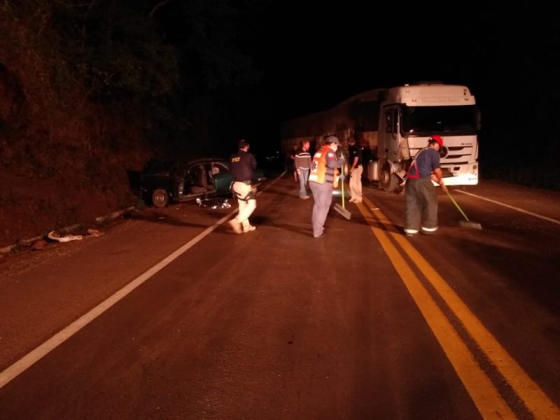 Motorista do caminhão com placas de Lajeado (RS) não se feriu – Foto: Corpo de Bombeiros de Cunha Porã