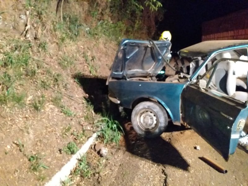 Motorista do Ford Corcel, um idoso de 72 anos, morreu com o impacto da batida – Foto: Corpo de Bombeiros de Cunha Porã