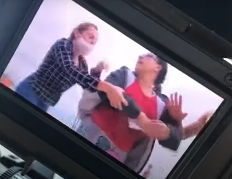 Rep&oacute;rter &eacute; agredida por pessoas que descumpriam regras contra Covid-19 na praia do Campeche, em Florian&oacute;polis – Foto: NSCTV/Reprodu&ccedil;&atilde;o/ND