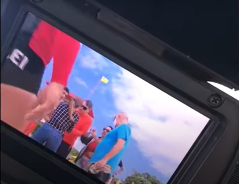 Agress&otilde;es foram filmadas pelo cinegrafista e Renato Soder, que tamb&eacute;m foi intimidado – Foto: NSCTV/Reprodu&ccedil;&atilde;o/ND