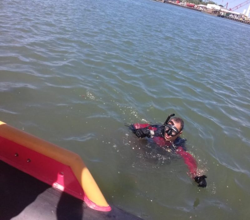 Jovem de 23 anos caiu no rio durante a madrugada desta segunda-feira (2) – Foto: Bombeiros Militares