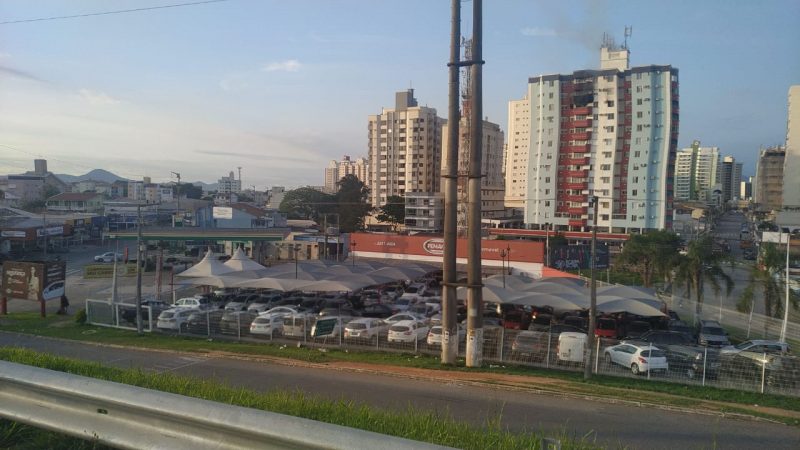 Inc&ecirc;ndio iniciou nas primeiras horas da manh&atilde; desta ter&ccedil;a-feira (3), no bairro Campinas, em S&atilde;o Jos&eacute; – Foto: Pista Limpa/Divulga&ccedil;&atilde;o/ND