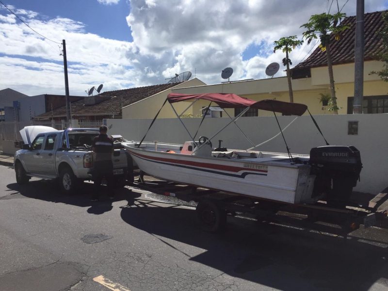 Lancha que naufragou na Ilha Feia, em Balne&aacute;rio Pi&ccedil;arras. – Foto: Arquivo/Reprodu&ccedil;&atilde;o ND Mais