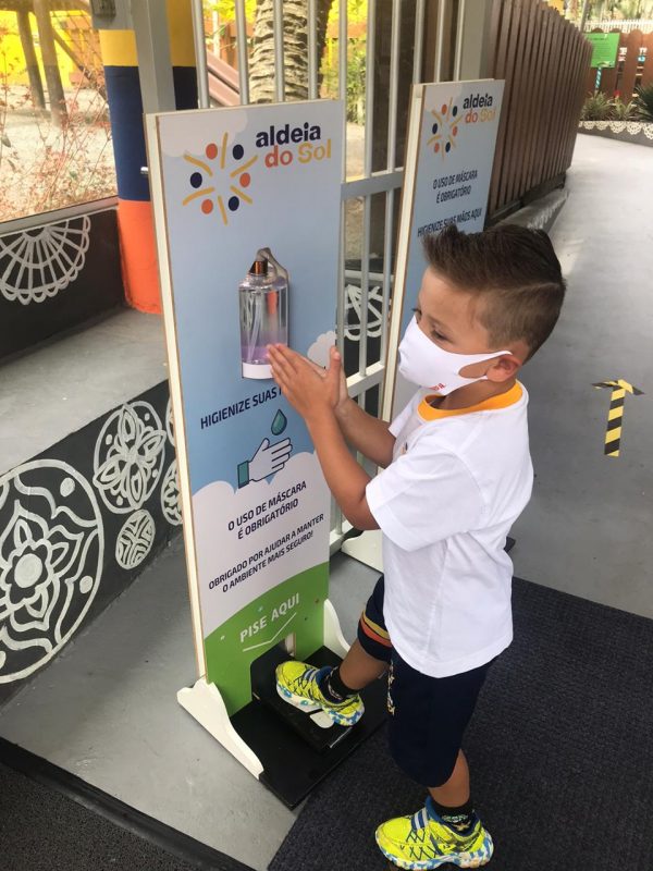 Totem com álcool em gel foi disponibilizado para os alunos 
