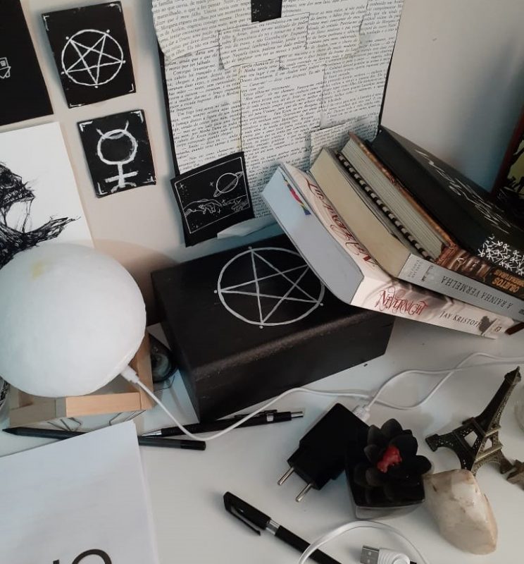 Mãe encontrou livros, textos e desenhos alusivos a ocultismo no quarto da adolescente &#8211; Foto: Ricardo Moreira/NDTV