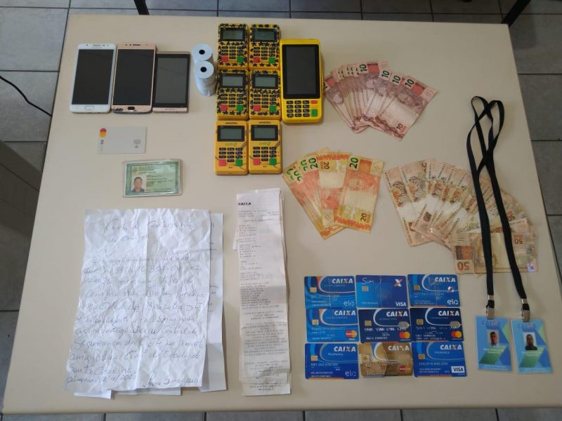 Pol&iacute;cia prende dois homens que se passavam por banc&aacute;rios para aplicar golpes em Blumenau – Foto: Divulga&ccedil;&atilde;o/Pol&iacute;cia Militar