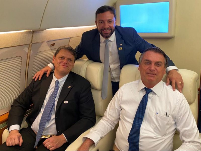 Bolsonaro segue para SC acompanhado por uma comitiva de autoridades e parlamentares catarinenses. Na foto, o presidente está com o ministro da Infraestrutura, Tarcísio de Freitas, e o deputado federal Daniel Freitas (PSL-SC) – Foto: Divulgação