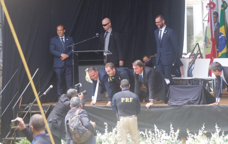 Bolsonaro faz flexões após discurso. – Foto: Anderson Coelho/ND