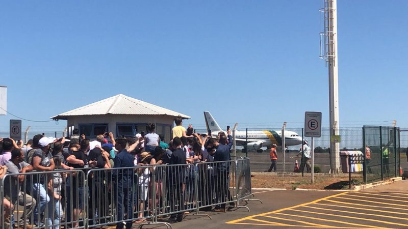 Apoiadores observam chegada de Bolsonaro em Chapecó – Foto: Willian Ricardo/ND