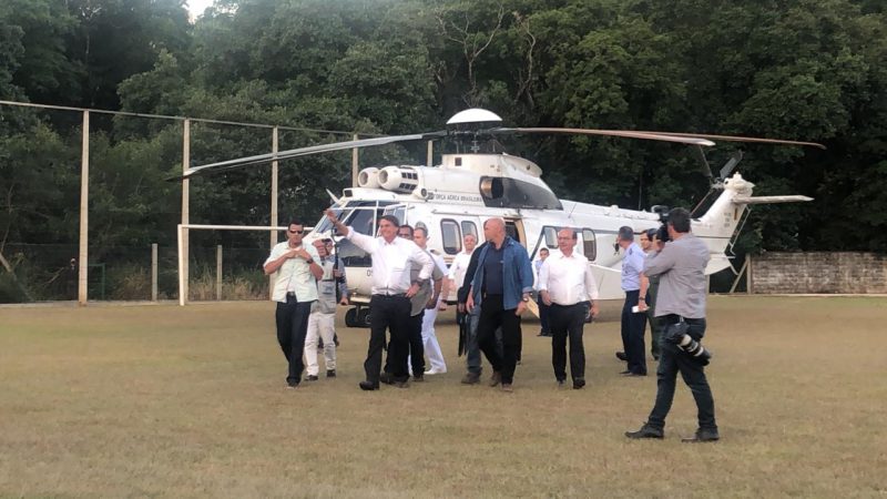 Era quase 19h quando a equipe de segurança e Bolsonaro pousaram em um campo de futebol na área central de Coronel Freitas. A visita não estava no roteiro do presidente. – Foto: Willian Ricardo/ND