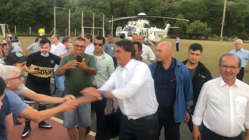 Bolsonaro desceu do helicóptero e seguiu em direção aos moradores que estavam surpresos com a presença do Presidente da República. Em questão de cinco minutos, centenas de pessoas se aglomeraram ao redor do líder. – Willian Ricardo/ND