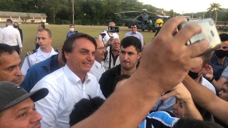 A sexta-feira (6) foi marcada pela presença do Presidente da República Jair Bolsonaro (sem partido) em cidades do Sul do país. Em Santa Catarina, o líder passou por Florianópolis, Chapecó e fez uma surpresa em Coronel Freitas, município próximo da Capital do Oeste de SC. – Willian Ricardo/ND