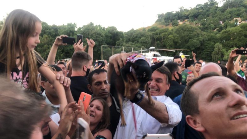 O Presidente brincou, tirou muitas selfies, conversou com amigos e apoiadores. A visita dele durou cerca de 20 minutos e não estava na agenda oficial. Ele garantiu ao ND+ que faz isso em todas as viagens. – Willian Ricardo/ND
