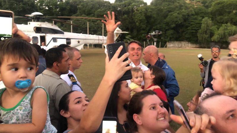 Após a rápida visita, Bolsonaro seguiu para Chapecó. Lá, embarcou em um avião com destino a Brasília. – Willian Ricardo/ND