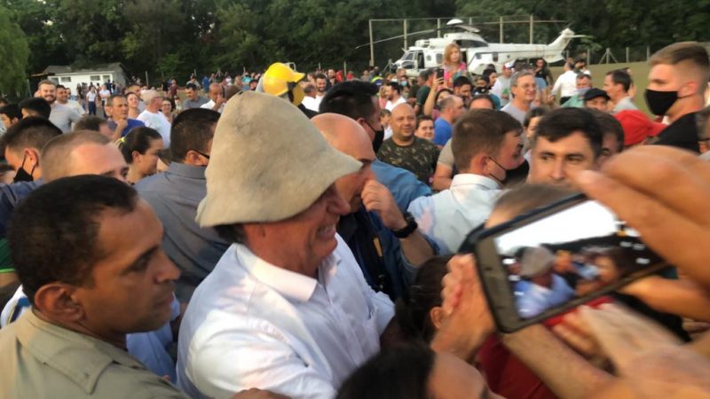 Bolsonaro estava acompanhado do senador Jorginho Mello. – Willian Ricardo/ND