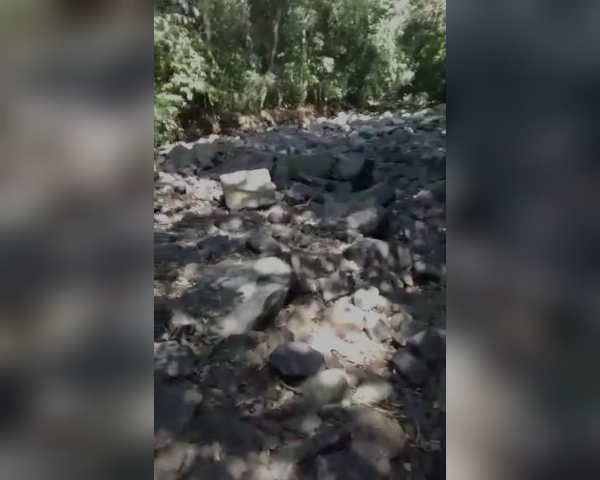 Leito do rio Mandassaia, em Quilombo, secou por conta da falta de chuva – Foto: Reprodu&ccedil;&atilde;o/Divulga&ccedil;&atilde;o
