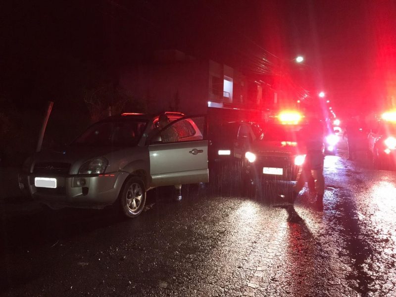 &nbsp;Carro foi roubado no Centro de Balne&aacute;rio Cambori&uacute;, e recuperado no bairro Santa Regina, em Cambori&uacute;. – Foto: Divulga&ccedil;&atilde;o/Pol&iacute;cia Militar de Cambori&uacute;