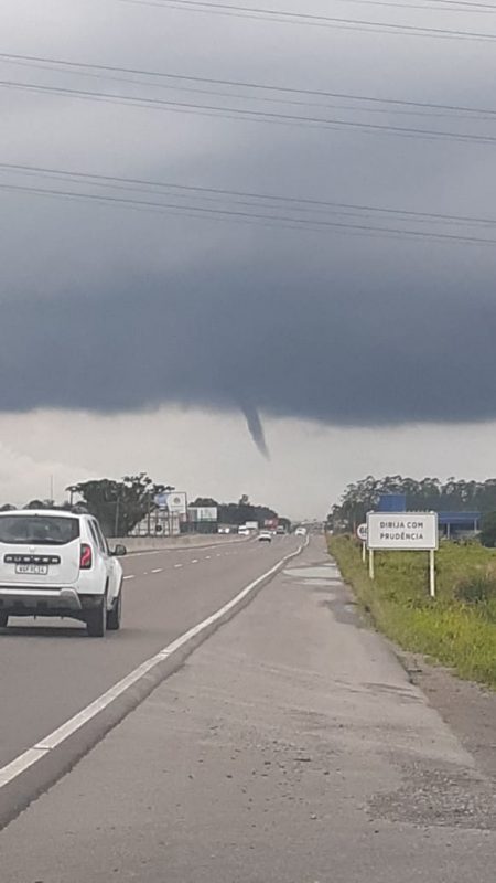 Nuvem em formato de funil chamou a aten&ccedil;&atilde;o de moradores em Itaja&iacute;. – Foto: Reprodu&ccedil;&atilde;o