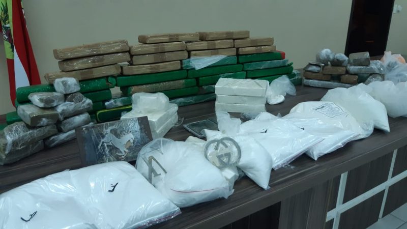 F&aacute;brica foi descoberta ap&oacute;s uma pessoa, que levava drogas de Santa Catarina para o Paran&aacute;, ser presa em Curitiba – Foto: Ricardo Alves/NDTV