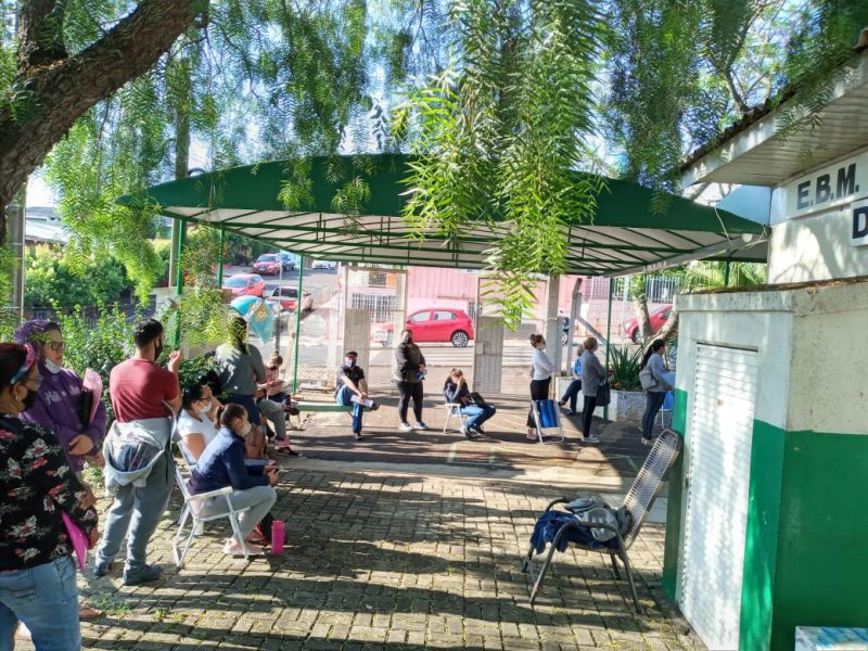 Pais est&atilde;o na fila desde a madrugada para garantir a escolha do turno na unidade escolar – Foto: Simone Casagrande/R&aacute;dio Efapi