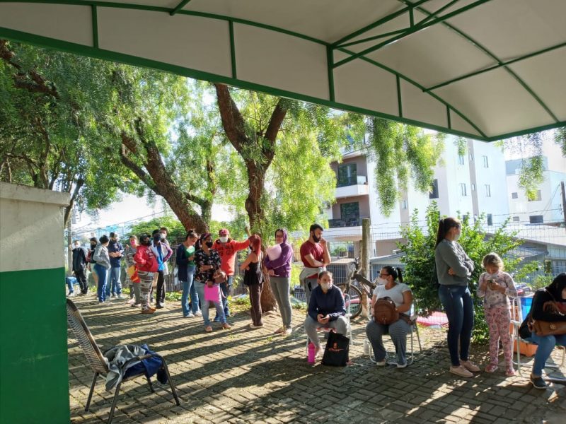Pais com crian&ccedil;as enfrentaram fila desde a tarde de quarta-feira (11) no bairro Efapi – Foto: Simone Casagrande/R&aacute;dio Efapi