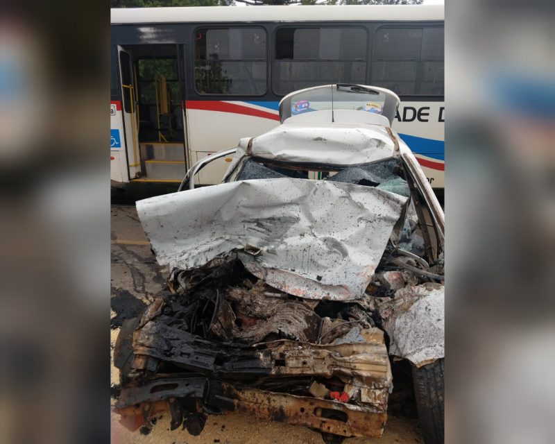 Ocupante do carro Celta, com placas de Ca&ccedil;ador, n&atilde;o resistiu aos ferimentos e morreu na hora – Foto: PMRv