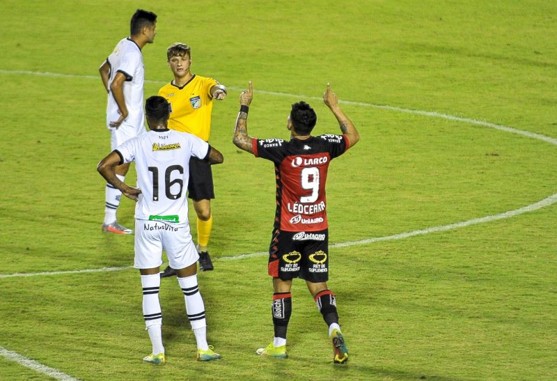 Figueirense &eacute; goleado pelo Vit&oacute;ria e afunda no Z4 da S&eacute;rie B- Foto: JHONY PINHO/AGIF – AG&Ecirc;NCIA DE FOTOGRAFIA/ESTAD&Atilde;O CONTE&Uacute;DO