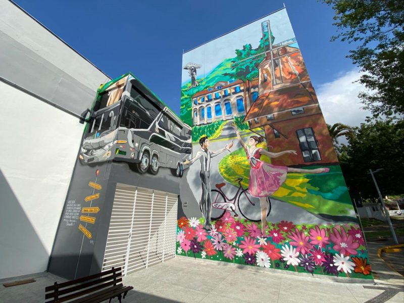 Painel traz detalhes joinvilenses e d&aacute; cor &agrave; rodovi&aacute;ria da cidade – Foto: Amunesc/Divulga&ccedil;&atilde;o