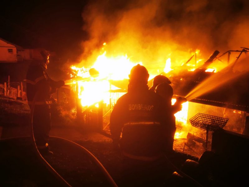 Incêndio atingiu casa em São Bento do Sul na noite desta sexta-feira (13) &#8211; Foto: Divulgação/CBMSC/ND