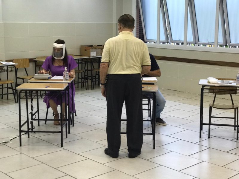 Vota&ccedil;&atilde;o logo no in&iacute;cio da manh&atilde; no Col&eacute;gio S&atilde;o Bento, o maior local de vota&ccedil;&atilde;o de Criciuma – Foto: Karol Carvalho/ND