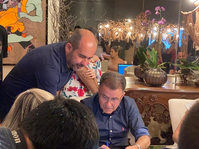 Darci de Matos (PSD) e Rodrigo Fachini (PSDB) durante a apura&ccedil;&atilde;o dos votos no domingo – Foto: Sabrina Aguiar/NDTV