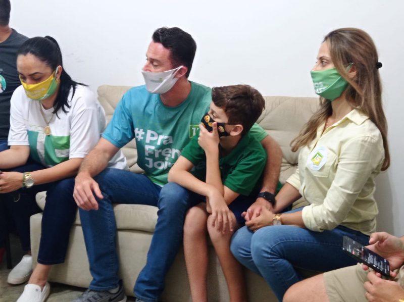 Fernando Krelling (MDB) e Rosane Bonessi acompanharam a apura&ccedil;&atilde;o no comit&ecirc; – Foto: Juan Todescatt/NDTV