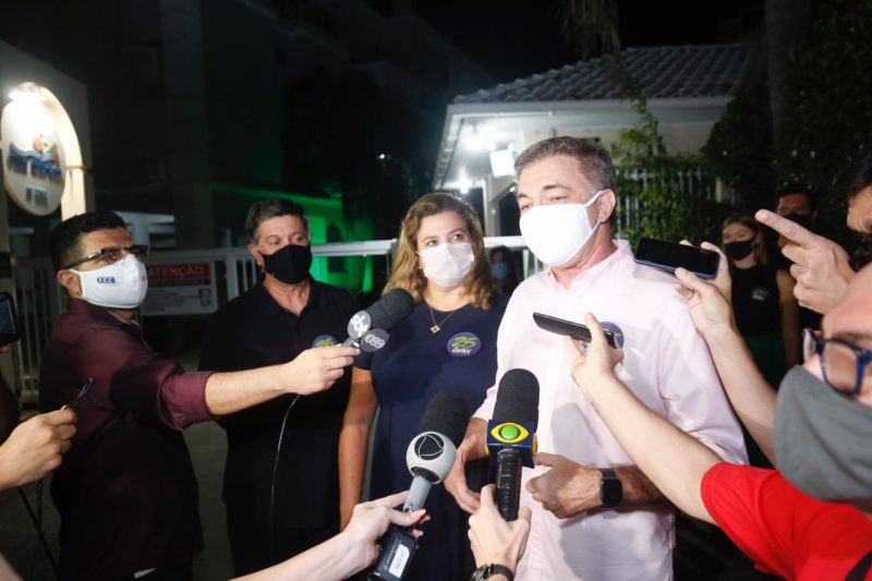 Gean Loureiro em entrevista coletiva ao lado da esposa, Cintia – Foto: Anderson Coelho/ND