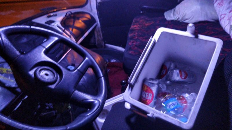 Dentro do caminh&atilde;o foi encontrada uma caixa t&eacute;rmica com latinhas de cerveja. – Foto: Divulga&ccedil;&atilde;o/PRF