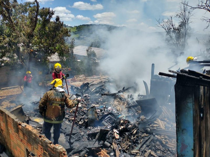 Incêndio de grandes proporções ocorreu na manhã desta terça-feira (17). – Foto: Corpo de Bombeiros/Divulgação