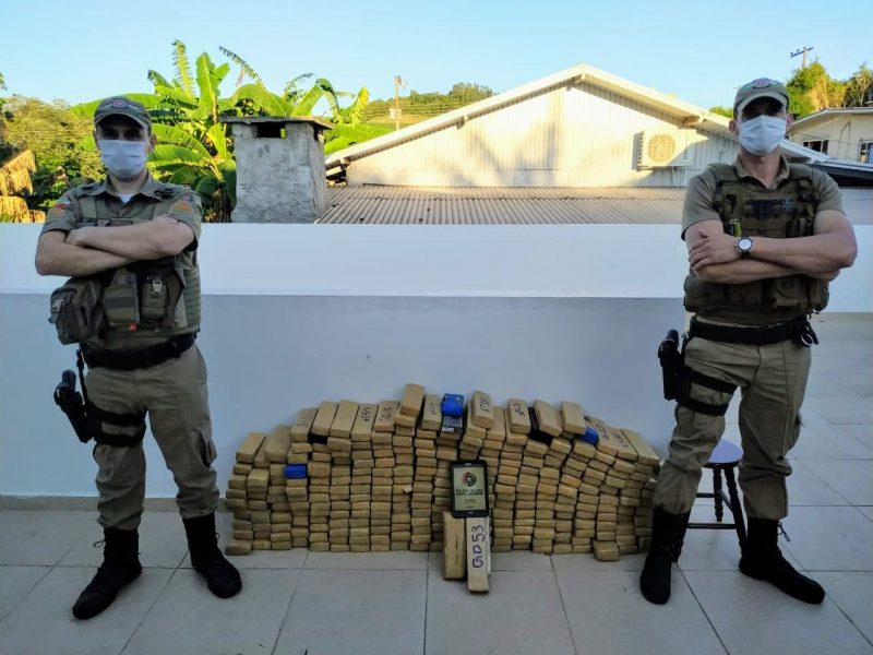 Havia no carro 285 tabletes pesando 205,345 kg de maconha – Foto: PM/Divulga&ccedil;&atilde;o