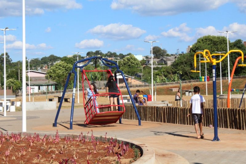 Moradores aprovaram a nova pra&ccedil;a. – Foto: Luciano da Luz (PMC) e Construtora Oliveira.