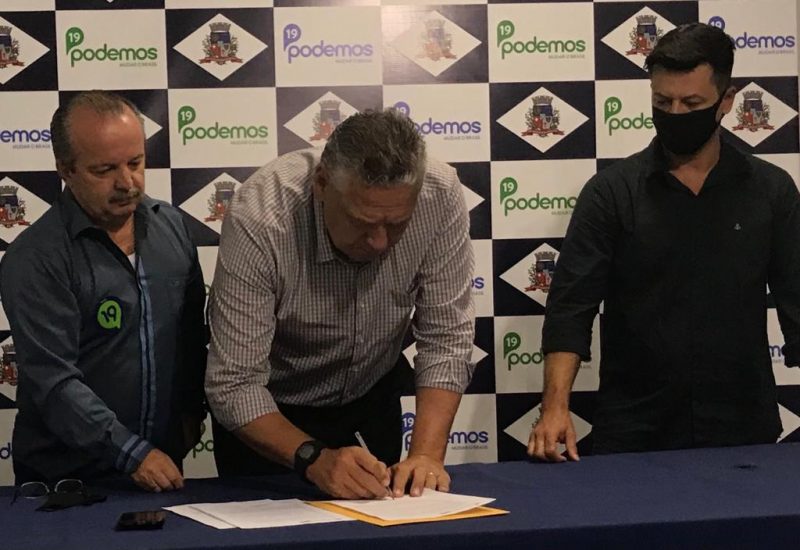 Ivandro de Souza assina a carta em apoio ao candidato do Novo, Adriano Silva - Foto: Divulgação ND