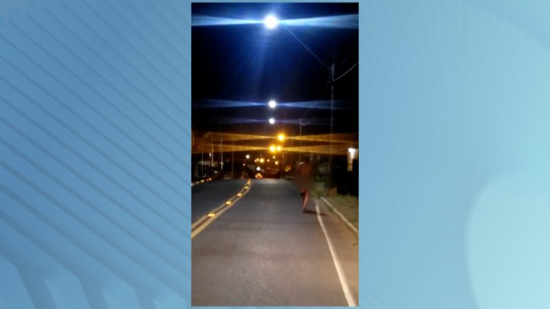 Homem cumpriu a aposta e andou pelado pelas ruas da cidade – Foto: Reprodu&ccedil;&atilde;o/Redes Sociais