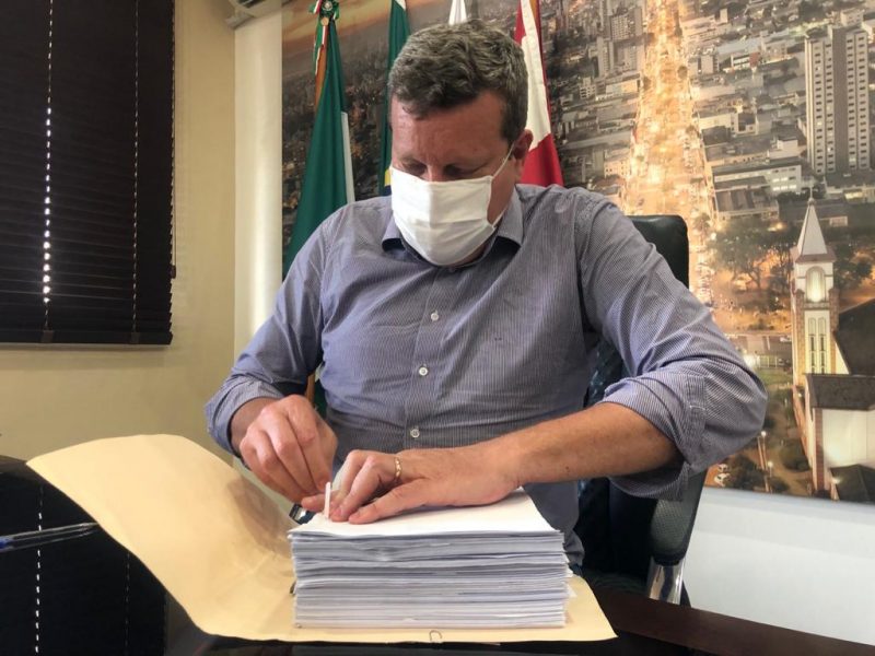 Prefeito Luciano Bulignon assinou a homologa&ccedil;&atilde;o e empresa dever&aacute; assinar documenta&ccedil;&atilde;o at&eacute; dezembro deste ano – Foto: Secom/PMC
