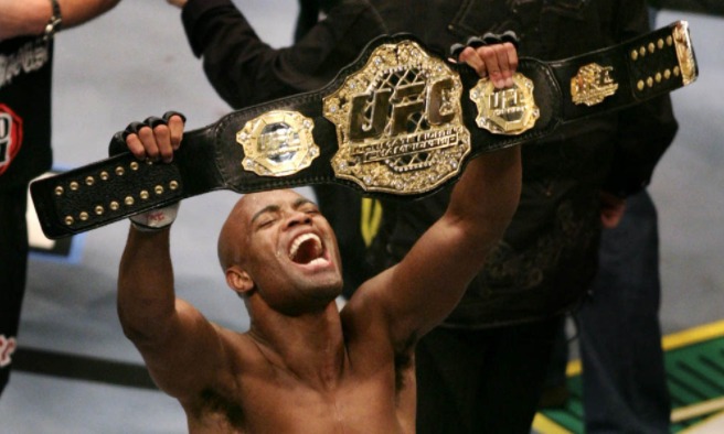 Anderson Silva com cinturão do UFC 